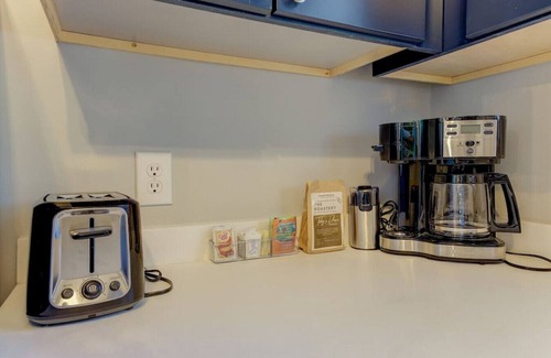 Rosewood House | Quaint and Updated Columbian Cottage: Sleeps four!