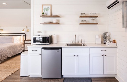 Brooks Apartment | Quaint Carriage House - Minutes from Senoia and Trilith Studios.