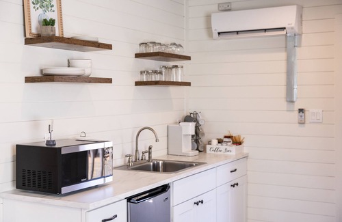 Brooks Apartment | Quaint Carriage House - Minutes from Senoia and Trilith Studios.