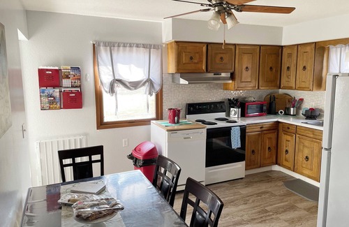 Pella House | Quaint & Comfy in Pella