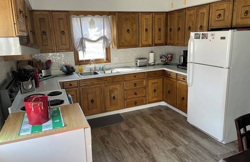Pella House | Quaint & Comfy in Pella
