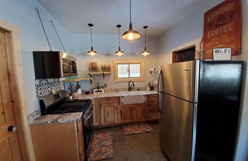 Saddlestring House | Quaint Corner Stone Guest Cottage -