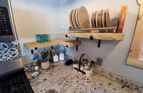 Saddlestring House | Quaint Corner Stone Guest Cottage -