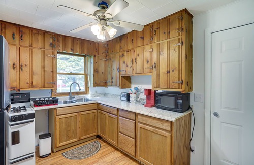 Hudson Lake Cottage | Quaint Grams Lake Cottage: Pets Welcome!