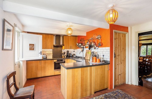 Wraysbury Cottage | Quaint, Historic 400-Year-Old Tudor Cottage Near Windsor