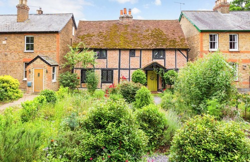 Wraysbury Cottage | Quaint, Historic 400-Year-Old Tudor Cottage Near Windsor