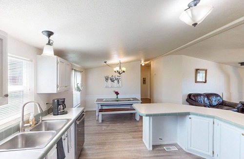 Oakley House | Quaint home with firepit, gas grill, WiFi, dog-friendly