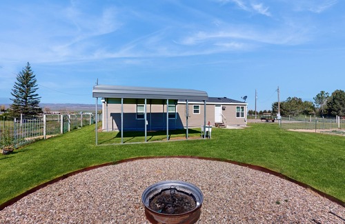 Oakley House | Quaint home with firepit, gas grill, WiFi, dog-friendly