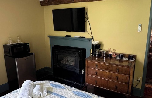 Chester Depot Hotel | Quaint Queen room at the Chester Inn