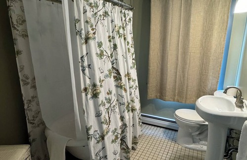 Chester Depot Hotel | Quaint Queen room at the Chester Inn