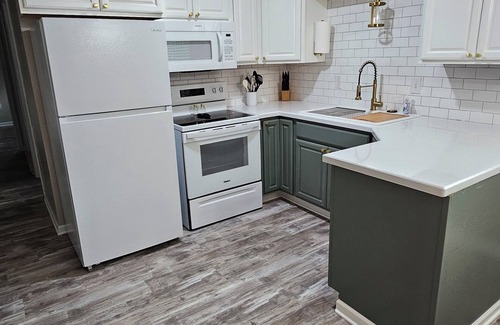 Raymond House | Quaint Rennovated 2-Bedroom close to the solar farms and Honda