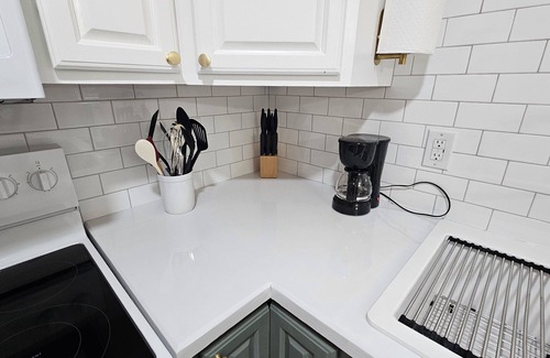 Raymond House | Quaint Rennovated 2-Bedroom close to the solar farms and Honda