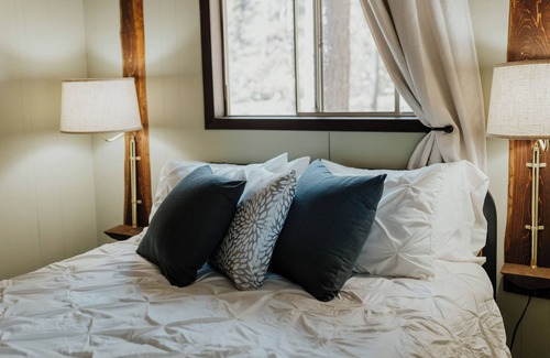 Coffee Creek Resort | Quaint Silvertip Cabin on Coffee Creek in Trinity Alps