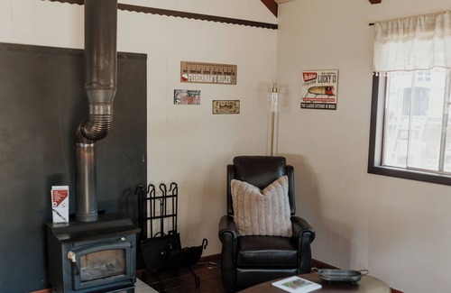 Coffee Creek Resort | Quaint Silvertip Cabin on Coffee Creek in Trinity Alps