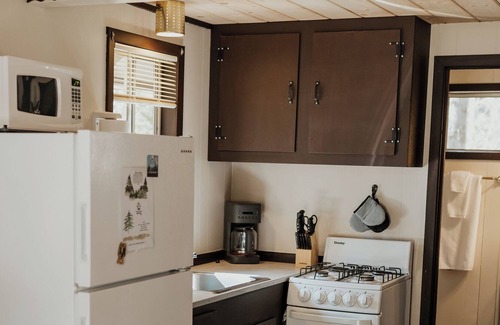 Coffee Creek Resort | Quaint Silvertip Cabin on Coffee Creek in Trinity Alps