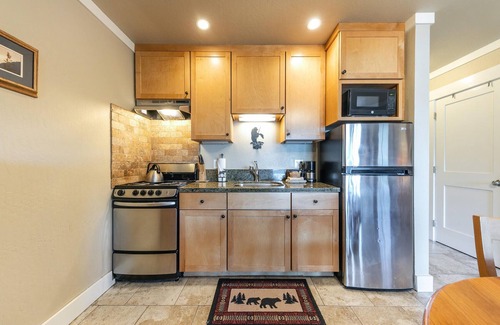 Truckee Condo | Quaint Studio w/Lake View #146 at Donner Lake Village