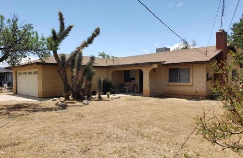 Quartz Hill Villa | Quaint Vintage Ranch Style 4BedRoom 2Bath Sleeps 10