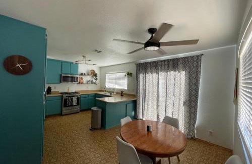 Quartz Hill Villa | Quaint Vintage Ranch Style 4BedRoom 2Bath Sleeps 10