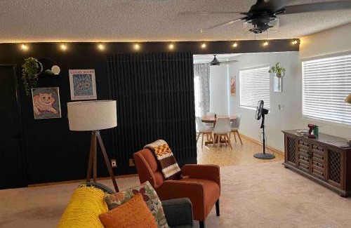 Quartz Hill Villa | Quaint Vintage Ranch Style 4BedRoom 2Bath Sleeps 10