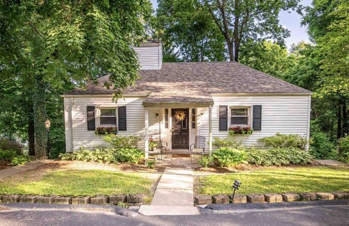 Spring Grove Cottage | Quaker Hill Cottage on gated estate with fire pit & hiking trails