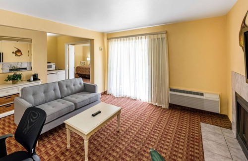 Capitola Hotel | Quality Inn & Suites Capitola By the Sea