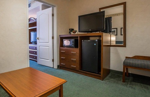 Dixon Hotel | Quality Inn & Suites Dixon near I-88