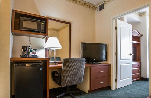 Dixon Hotel | Quality Inn & Suites Dixon near I-88