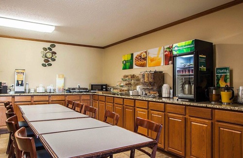 Eldridge Hotel | Quality Inn & Suites Eldridge Davenport North