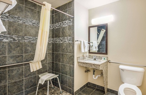 Eldridge Hotel | Quality Inn & Suites Eldridge Davenport North