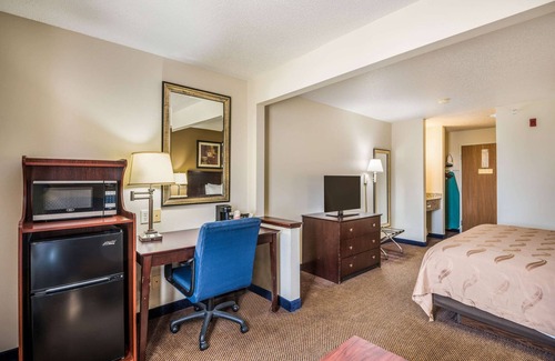 Eldridge Hotel | Quality Inn & Suites Eldridge Davenport North
