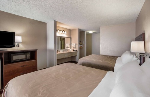 Lawrence Hotel | Quality Inn & Suites Lawrence - University Area