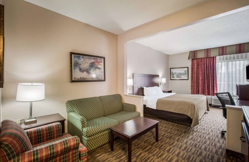 Lawrence Hotel | Quality Inn & Suites Lawrence - University Area