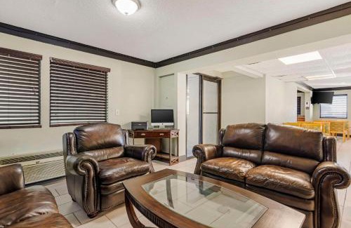 Morrow Hotel | Quality Inn & Suites Morrow Atlanta South