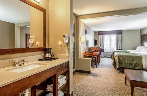 Salem Hotel | Quality Inn & Suites Salem near I-57