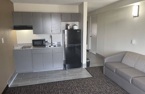 Pine Forest Hotel | Quality Inn & Suites Spring Lake - Fayetteville near Fort Bragg