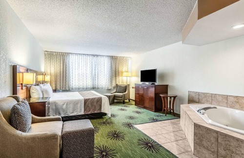 Albert Lea Hotel | Quality Inn & Suites