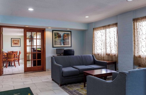 Sycamore Hotel | Quality Inn Sycamore - DeKalb