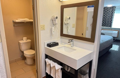 West Des Moines Hotel | Quality Inn West Des Moines - Clive By Choice Hotels I-235 & I -80