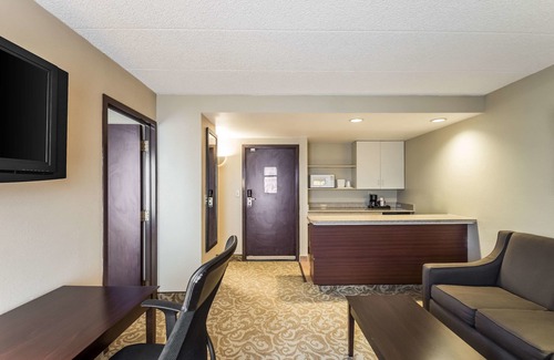Milwaukee Hotel | Quality Suites Milwaukee Airport
