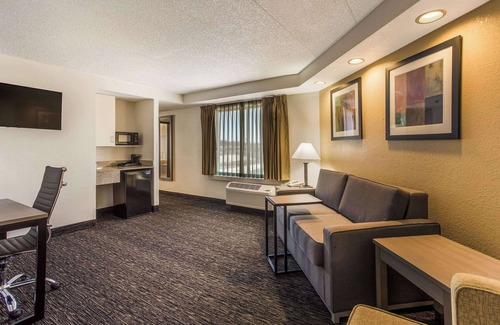 Milwaukee Hotel | Quality Suites Milwaukee Airport