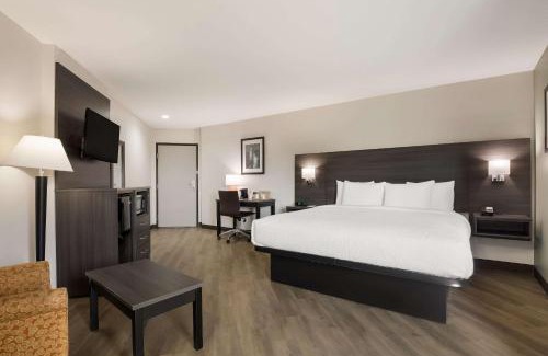 Tulsa Hotel | Quality Suites Tulsa I-44