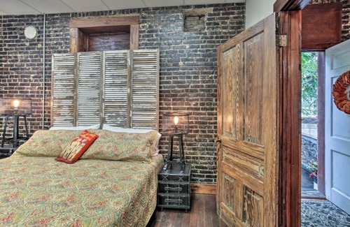 Ponchatoula Apartment | Quarters Above Courtyard-Near Strawberry Festival!