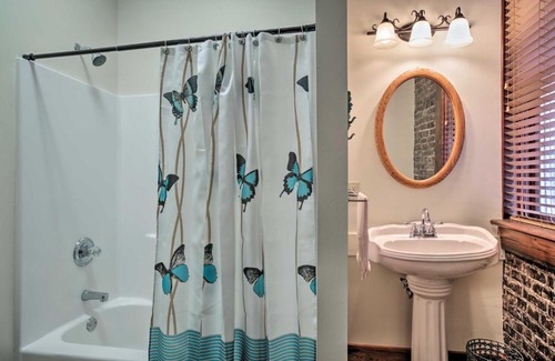 Ponchatoula Apartment | Quarters Above Courtyard-Near Strawberry Festival!