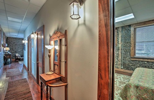 Ponchatoula Apartment | Quarters Above Courtyard-Near Strawberry Festival!