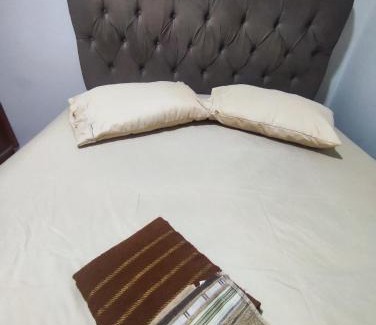 Santa Monica House | Quarto com banheiro privativo PARA MULHERES