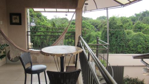 Uberaba House | Quarto com varanda e cozinha e entrada independente