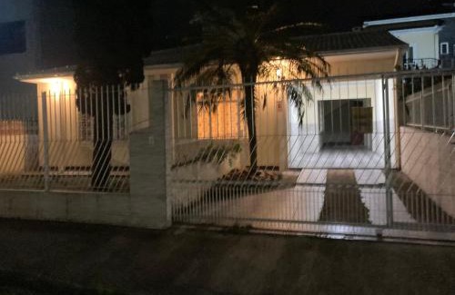 Florianopolis House | Quarto Elegante e Iluminado Charme e Privacidade Garantidos em casa compartilhada
