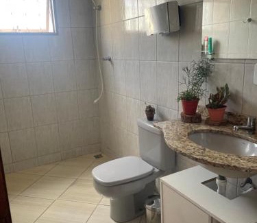 Alfenas House | Quarto para casal com banheiro individual exclusivo para o hóspede em apartamento compartilhado
