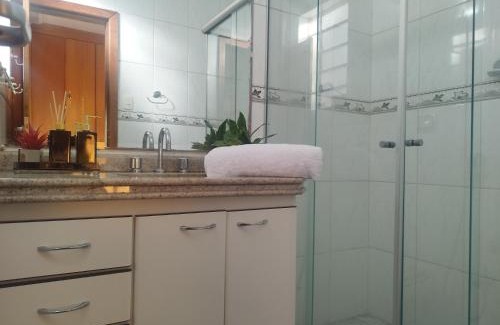 Savassi House | Quarto Suite -Em apartamento familiar