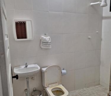 Alvorada House | Quarto triplo com banheiro em Pousada e Restaurante